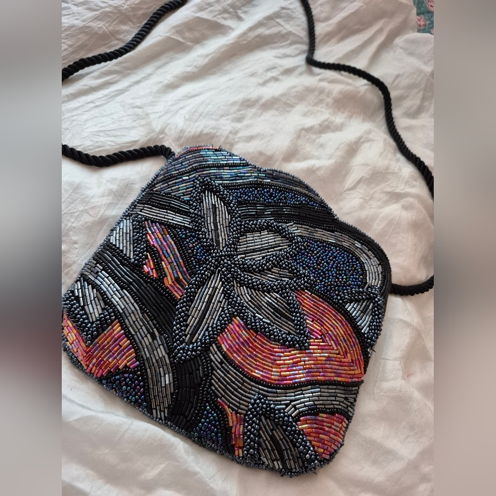 Vintage Beaded Purse With Scalloped Edges At Top Zipper Closure